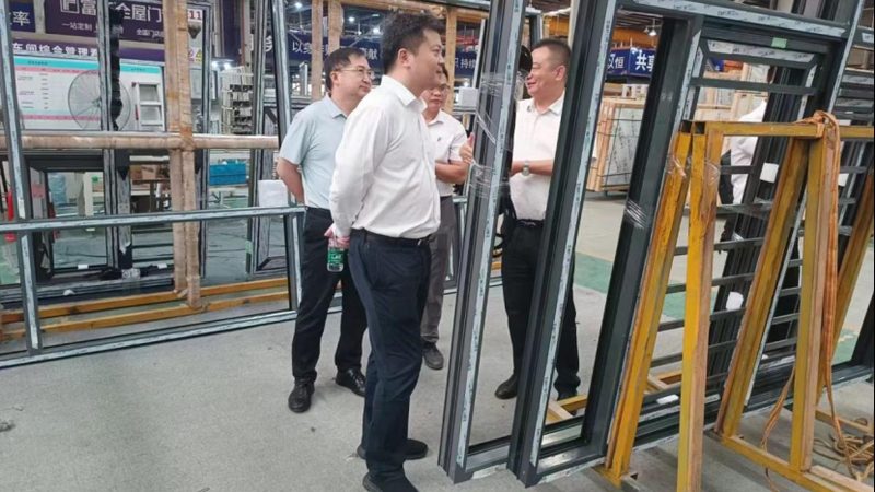 如何挑选铝合金门窗安装师傅：关键在于技术与服务**